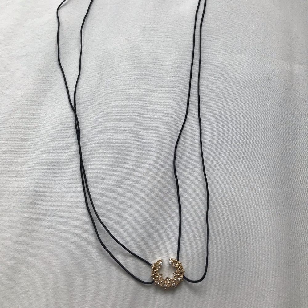 Bagatiba crescent choker